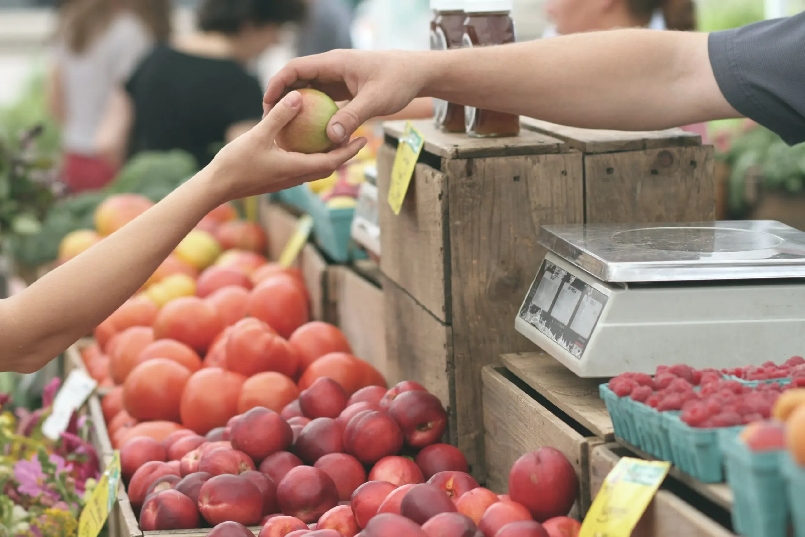 Bancada de frutas de uma feira no mercado